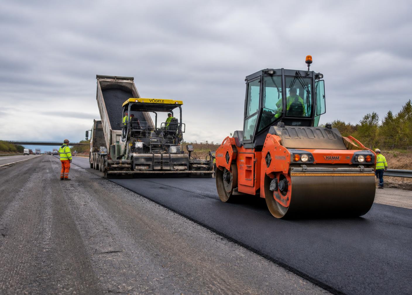 Frente de obra de pavimentación en un corredor vial