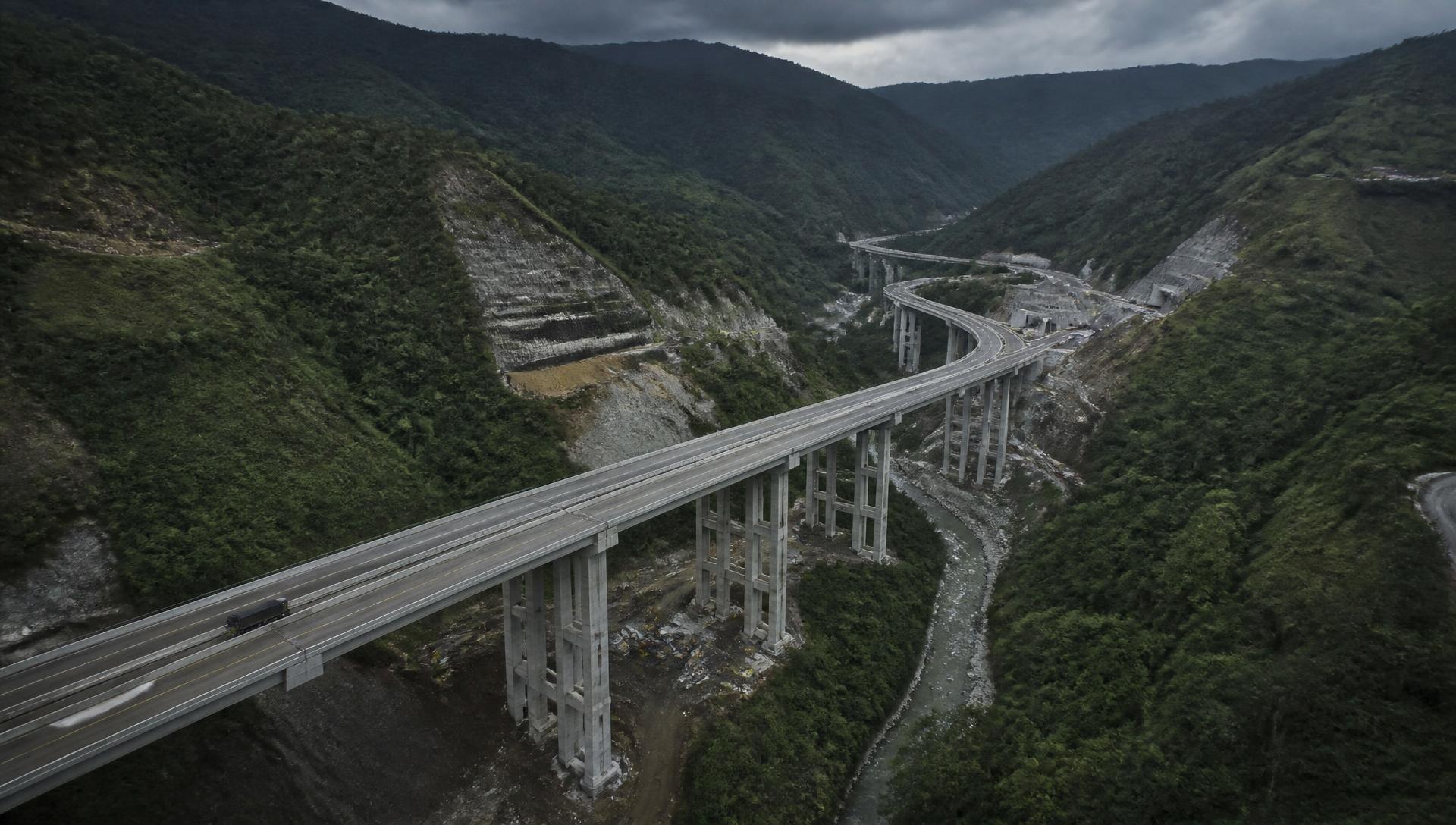Viaducto en construcción entre montañas colombianas